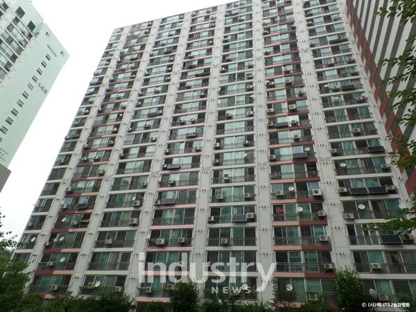 관악구 관악드림타운아파트에 설치된 태양광 미니발전기 전경 [사진=에너지나눔과평화]