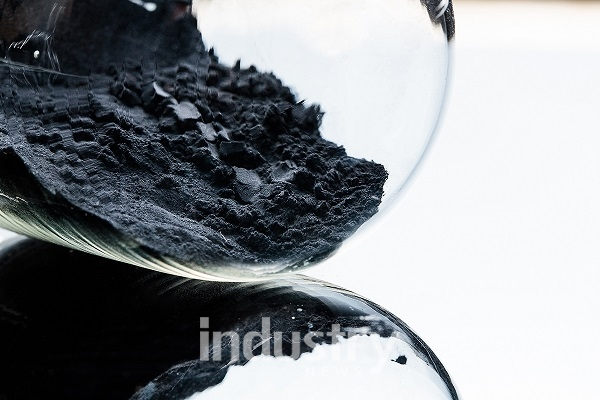 LG화학이 전기차 100만대 분의 배터리를 제조할 수 있는 분량의 ‘수산화 리튬’을 확보했다. 사진은 배터리 양극재 [사진=LG화학]