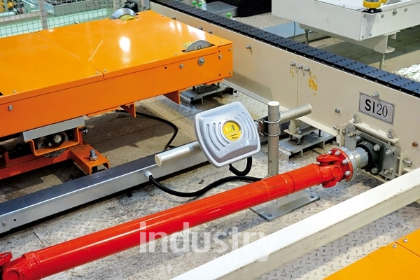 차체 공정라인 하부에 설치된 터크 UHF RFID 안테나 [사진=터크]