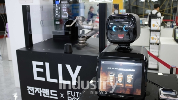 전자랜드와 퓨처로봇이 협업해 선보인 카페 로봇 엘리 [사진=퓨처로봇]
