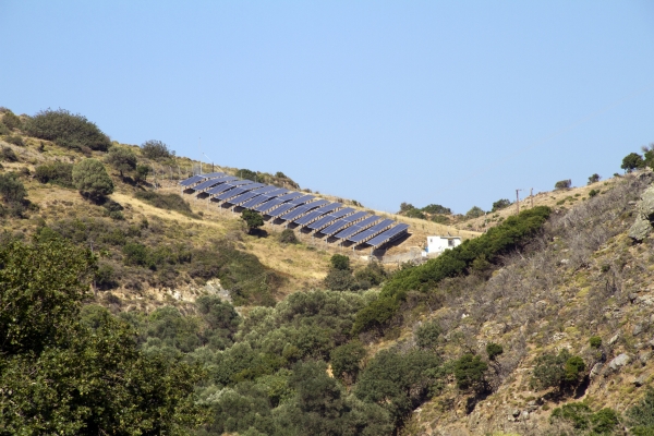 태양광발전만을 특정해&nbsp;허용경사도를 15도 이하로 낮춰&nbsp;규제하는 것은 역차별이라는 주장이 제기되고 있다. [사진=dreamstime]