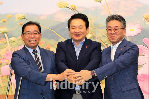 원희룡 지사와 봉개동쓰레기매립장주민대책위원회는 봉개동 폐기물처리시설을 오는 2019년 10월 31일까지 연장 사용하는 것으로 최종 합의했다. [사진=제주특별자치도]