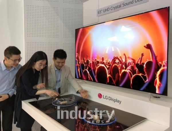 LG디스플레이는 OLED를 시장의 판도를 바꿀 게임 체인저로 선정해 성장동력으로 육성하고 있다. [사진=LG디스플레이]