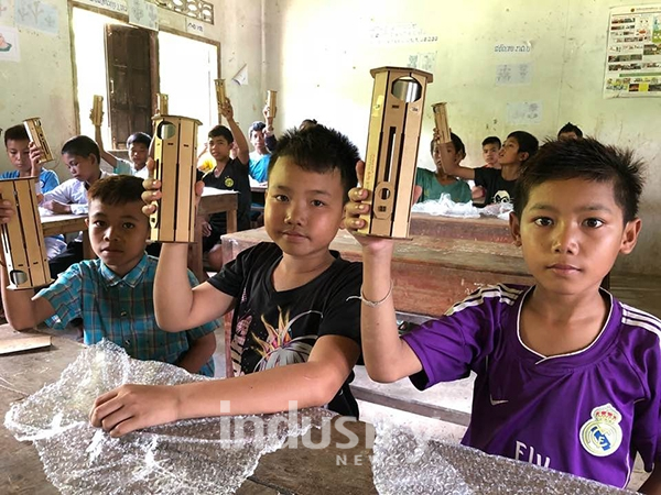 LG화학dl 해외 에너지 소외마을에 태양광랜턴을 기부했다. [사진=LG화학]