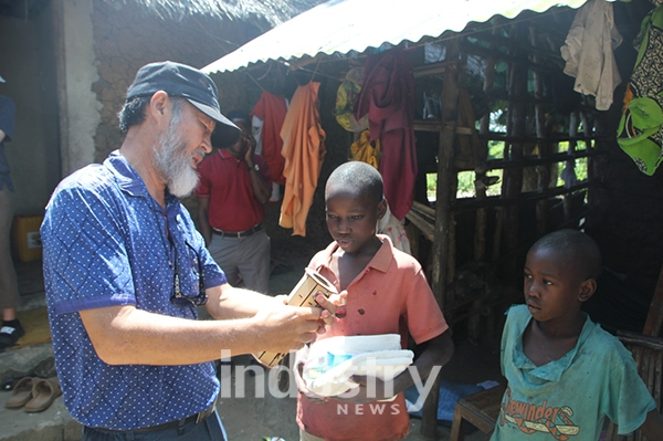 LG화학 '화학놀이터' 프로그램에 참가한 학생들이 직접 만든 태양광 랜턴은 해외 에너지 소외 지역에 기부됐다. [사진=LG화학]