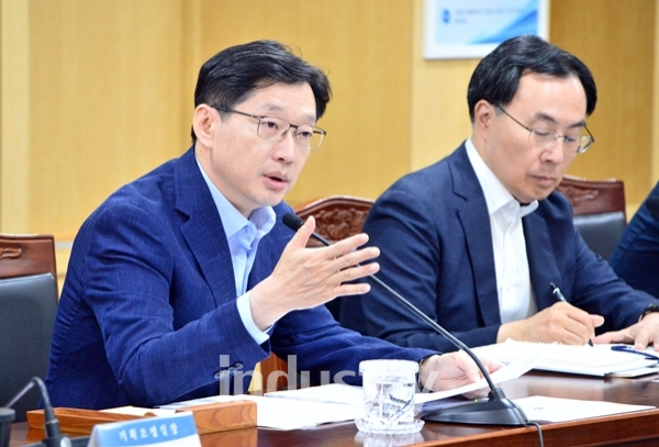 김경수 경남지사는 지난 20일 간부회의를 주채하며 경제혁신·사회혁신·도정혁신을 강조하고 폭염과 태풍대비, 내년도 국비예산 확보 등을 논의했다. [사진=경상남도]