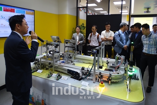 터크코리아 정목해 이사가 미니어처 스마트공장 데모에 대해 설명하고 있다. [사진=터크코리아]