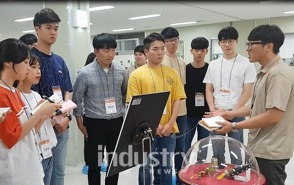 한화체험단 참가자들이 한화 구미사업장을 견학하고 있다. [사진=한화]