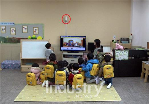 케이웨더는 서울 지역 어린이집에 실내 IoT 공기측정기를 설치해 미세먼지 문제를 해결한다고 밝혔다. [사진=케이웨더]