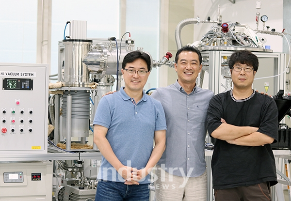 메타비스타는 국내 유일 액체수소 원천기술 보유 기업이다. 액체수소 생산 설비 앞에 있는 백종훈 대표(가운데)와 이상진 박사(왼쪽), 이덕중 연구원(오른쪽) [사진=인더스트리뉴스]