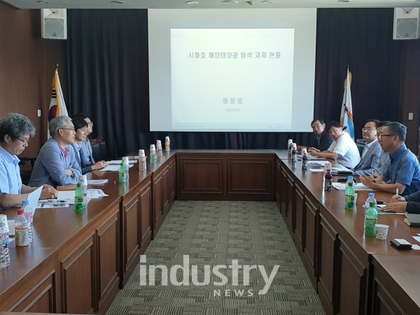 해상태양광 현장간담회에서 의견을 나누고 있는 에기평 임춘택 원장(왼쪽에서 두번째) [사진=에너지기술평가원]