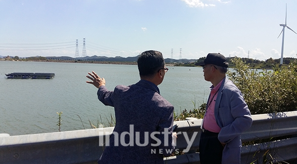 시화호 해상태양광현장에서 설명을 듣고 있는 에기평 임춘택 원장(오른쪽)[사진=에너지기술평가원]