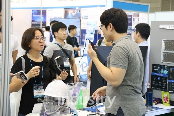 지난 7일 폐막한 경남 창원 국제 스마트팩토리 컨퍼런스&엑스포가 경기가 어려워 설비투자가 제한돼 있는 경남 지역의 제조 기업들에게 스마트공장 보급과 이를 통한 경쟁력 확보 수단이 되었다는 평가를 받았다. [사진=인더스트리뉴스]