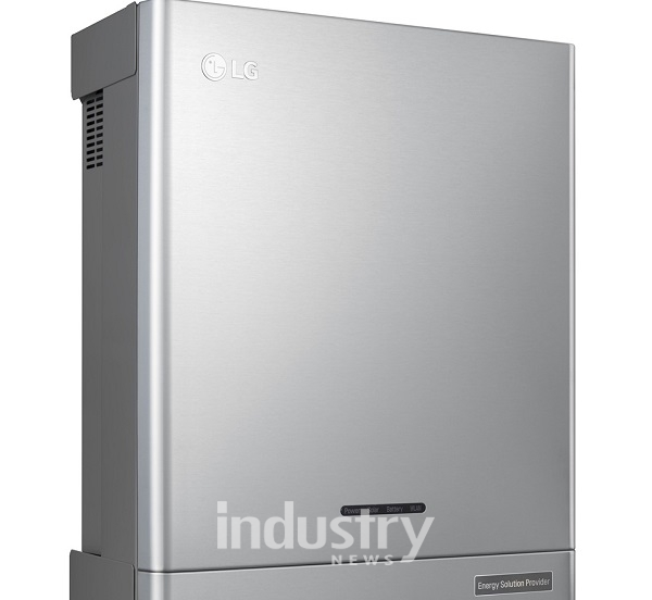 ESS 업체들도 가정용 소형 ESS 시장에 특화한 제품을 내놓는 등 대응에 나서고 있다. 사진은 LG전자가 독일 소비자들을 위해 출시한 ESS [사진=LG전자]