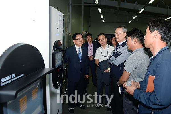 백운규 산업통상자원부 장관이 전남 영광군 대마산업단지에 위치한 전기차 충전기 제조업체인 시그넷 EV사를 방문했다. [사진=산업부]
