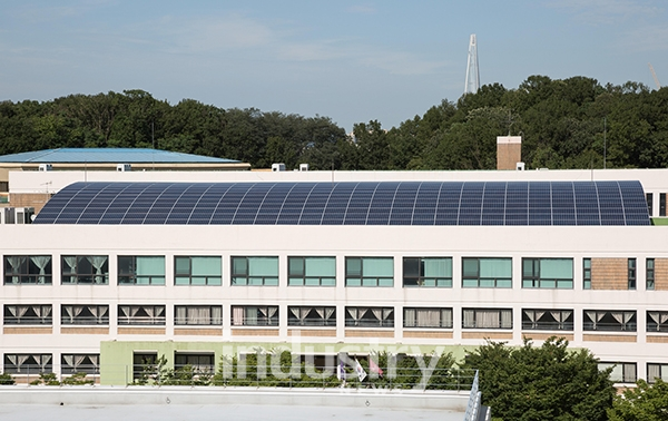 국립국악고등학교 옥상에 설치된 태양광발전 전경[사진=서울시]