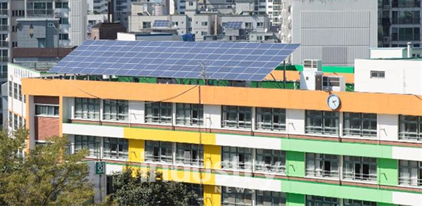 서울 면일초등학교에 설치된 BIPV 태양광발전 설비 전경 [사진=서울시]