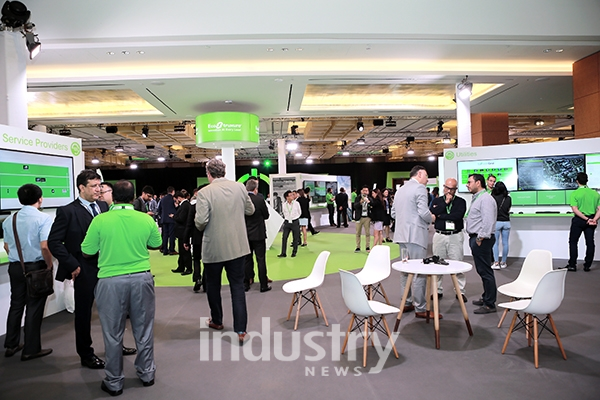 이번 행사는 동아시아 최대 규모로 전문가 약 1,500여명이 참석했으며 특히 IoT를 지원하는 개방형 플러그 앤 플레이 상호운용 아키텍처이자 플랫폼인 ‘에코스트럭처(EcoStruxure)’의 최신 버전을 공개했다. [사진=싱가포르, 인더스트리뉴스]