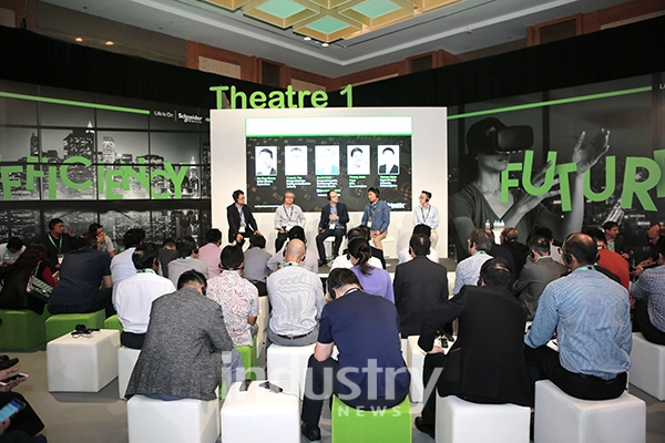 이노베이션 허브에 세 개의 세션으로 마련된 공간에서는 다양한 주제의 강연이 이뤄졌다. [사진=싱가포르, 인더스트리뉴스]