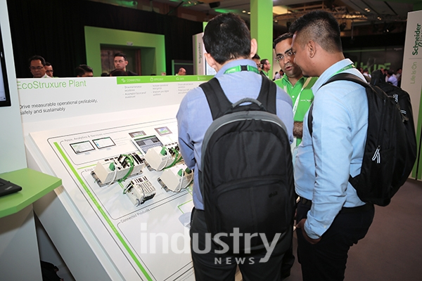 여러 국가에서 방문한 참관객들이 이노베이션 허브에서 에코스트럭처 플랫폼에 대해 설명을 듣고 있다. [사진=싱가포르, 인더스트리뉴스]