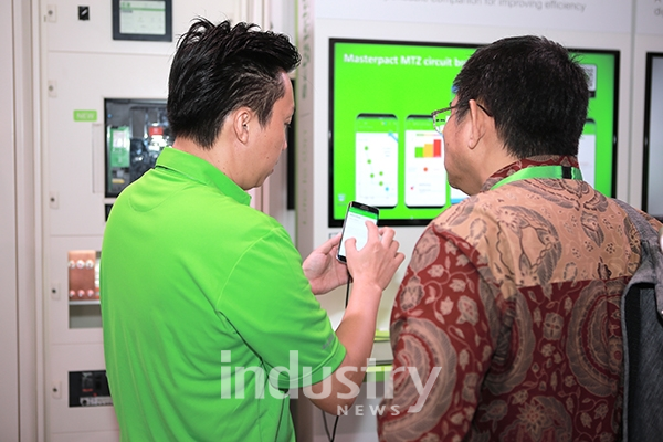 슈나이더일렉트릭 직원이 모바일로 실시간 모니터링이 가능한 기능을 설명하고 있다. [사진=싱가포르, 인더스트리뉴스]