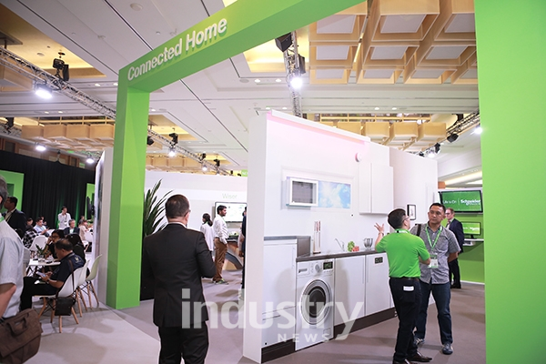 아직 한국에는 공개 되지 않은 에코스트럭처 홈은 슈나이더일렉트릭의 무선 기술을 활용해 집안에서 여러 다양한 기기들을 연결해 사용할 있도록 해주는 솔루션이다. [사진=싱가포르, 인더스트리뉴스]