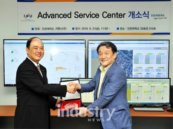 지멘스 럼추콩 사장(사진 왼쪽)과 인천대 조동성 총장이 개소식에서 기념촬영을 하고 있다. [사진=지멘스]