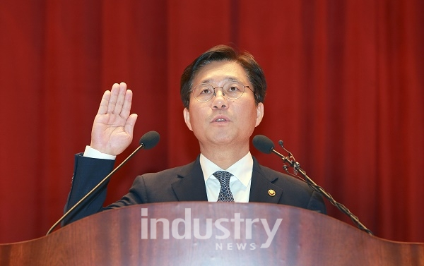 취임선서를 하고 있는 성윤모 장관 [사진=산업통상자원부]