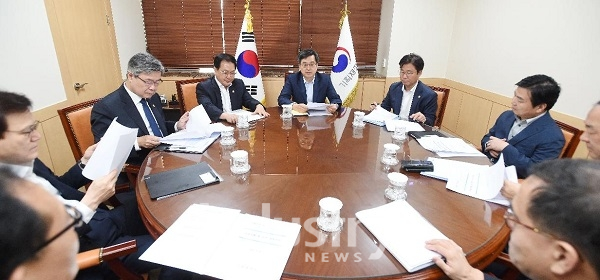 김동연 부총리 등 관계장관들은 28일 최저임금제와 근로시간 단축 등 경제정책의 수정과 보완의 필요성을 논의했다. [사진=기획재정부]