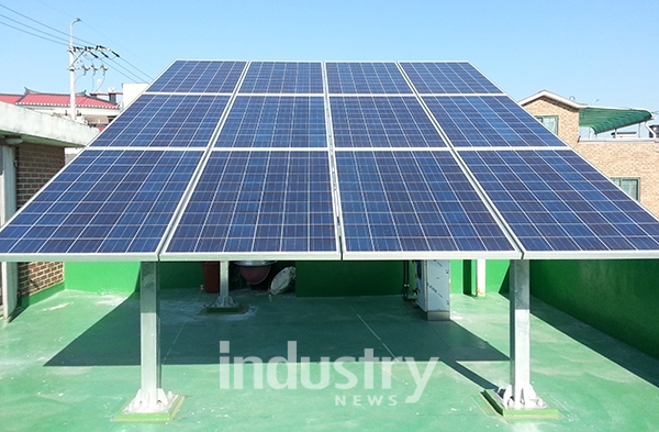 수원시가 수원형 신재생에너지 육성지원 사업을 통해 100여가구에 태양광 등의 신재생에너지 설비 설치를 지원한다. [사진=수원시]