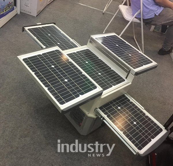 필리핀 신재생에너지 전시장에 전시된 접이식 태양광 모듈 전경 [사진=코트라]