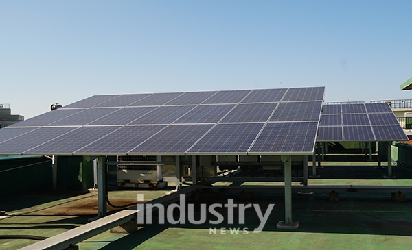 인천여자상업고등학교 옥상에 설치된 태양광발전 시설 전경 [사진=인천항만공사]