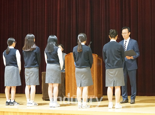 인천항만공사 신용범 건설부문 부사장이 장학금을 전달하고 있다. [사진=인천항만공사]