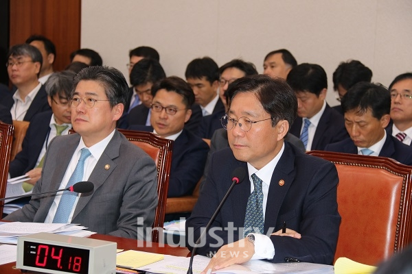 성윤모 장관이 2018 국정감사에서 신재생에너지 분야에서 정부의 컨트롤타워 역할을 하겠다고 밝혔다. [사진=인더스트리뉴스]