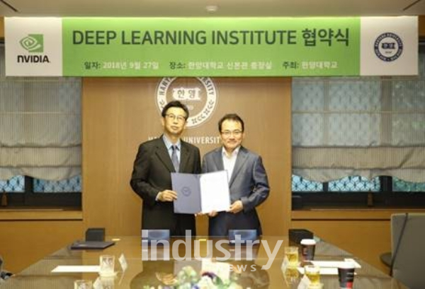 한양대 최덕균 부총장(사진 왼쪽)과 엔비디아코리아 유응준 대표가 협약식을 갖고 있다. [사진=엔비디아]