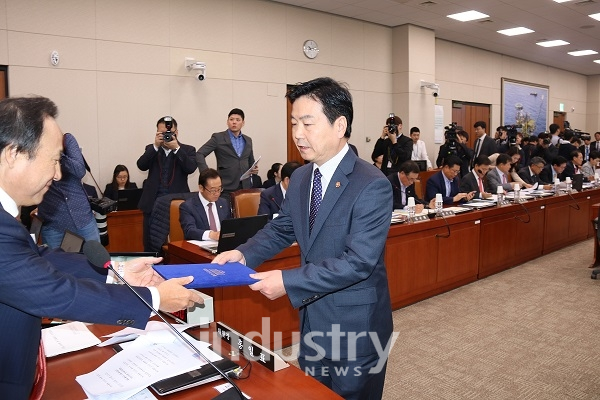 중소벤처기업부 홍종학 장관이 2018 국정감사에서 "중소기업의 종속적 하도급 구조, 유통‧소비패턴의 변화, 규제와 지역 간 불균형 등의 문제로 성장이 더뎌지고 있다”고 밝혔다. [사진=인더스트리뉴스]