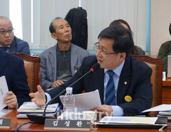 김성환 의원은 산업부 국정감사에서 석탄 IGCC에 대한 지원 중단 강하게 촉구했으며, 경제성과 환경성을 강력하게 비판했다. [사진=김성환 의원실]