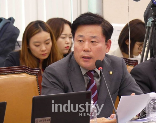 송갑석 의원은 “우리 산업 경쟁력 강화를 위해 R&D 투자 강화와 정부 차원의 지속성장 인큐베이팅이 필요하다”고 주문했다. [사진=송갑석 의원실]