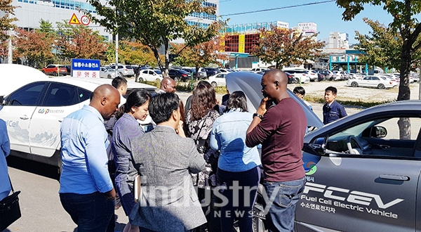 코이카 '저탄소 대중교통 정책 및 운영기술' 연수단이 창원시의 수소차 정책을 벤치마킹하고 노하우를 전수 받기 위해 창원시 팔룡수소충전소를 방문했다. [사진=창원시]