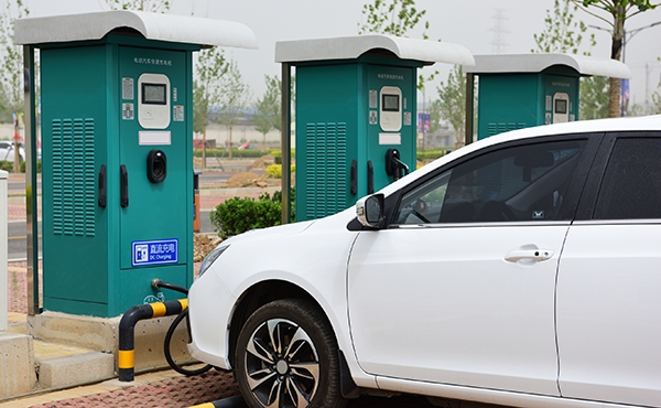 환경부가 전기차 이용 활성화를 위해 충전 환경 개선을 위한 세 가지의 방안을 제 54회 국정현안점검조정회의에서 제시했다.[사진=dreamstime]