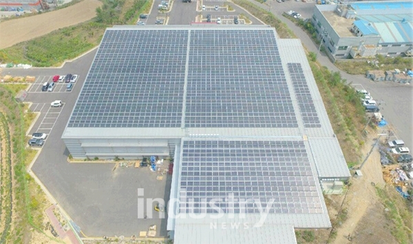 제이에스피브이 아산공장 지붕에 설치된 500kW급 지붕형 태양광발전소 전경 [사진= 제이에스피브이]