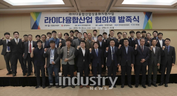 (첫줄 좌측부터 다섯 번 째) 박청원 KETI원장과 행사에 참석한 기업인들이 발족식 후 포즈를 취하고 있다. 박청원 원장(첫줄 좌측부터 다섯 번 째)과 행사에 참석한 기업인들이 발족식 후 포즈를 취하고 있다. [사진=KETI]