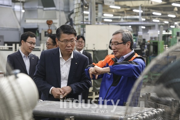 은성수 수은 행장(사진 왼쪽)이 전북 익산에 소재한 티앤지를 찾아 설종훈 대표로부터 최근 자동차부품업계의 애로사항을 듣고 있다.[사진=한국수출입은행]