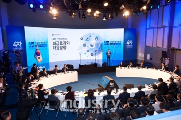 문재인 정부는 향후 5년간 4차 산업혁명에 선도적 대응을 위해 2017년 4차산업혁명위원회를 출범하고 현재까지 총 7번의 회의와 4차례 규제·제도 끝장토론을 열었다. [사진=과기정통부]