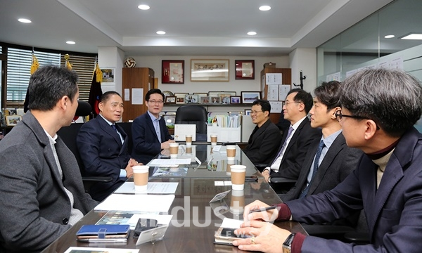 한국언론학회 신임회장단은 21일, 인터넷신문위원회를 방문해 실질적 상호협력 방안에 대해 논의했다. [사진= 인터넷신문위원회]