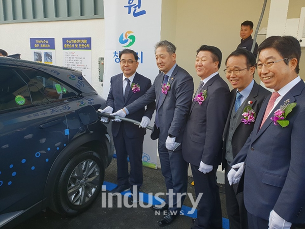 경상남도에서 두 번째로 수소충전소가 건립됐다. 준공식에 참석한 창원시 허성무 시장 등이 수소충전소에서 수소충전 시범을 보이고 있다. [사진=경상남도]