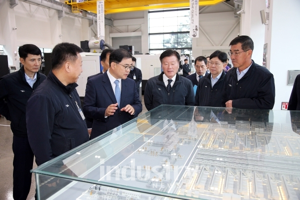 창원시는 허성무 창원시장이 최근 현대위아 창원공장을 방문해 현대위아 김경배 대표 등 임원진 및 근로자들과 만나 소통의 시간을 가졌다고 밝혔다. [사진=창원시]