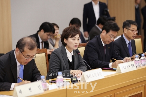 김현미 장관이 4차 산업혁명의 신성장 동력을 위한 자율주행차, 스마트시티 등 고품질 공간정보 서비스를 당부했다. [사진=국토교통부]