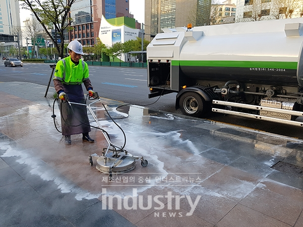 고압스팀식 장비로 거리를 청소하는 모습 [사진=강남구]