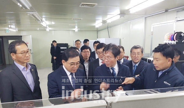 허성무 시장(왼쪽에서 두번째)이 지난 3일 제조업 혁신을 위해 스마트공장 현장을 찾았다. [사진=창원시]